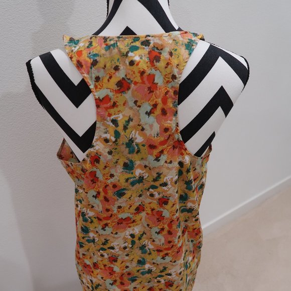 Floral Sleeveless Top with Long Back Hem - Picture 5 of 7